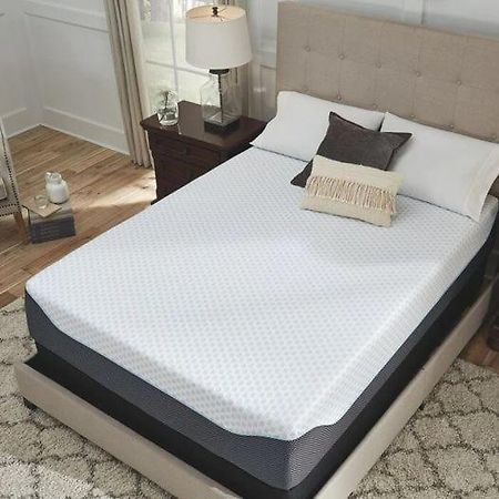 Nic8,5-8S Hotel Познан Екстериор снимка